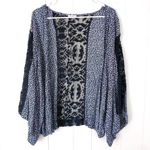 3/$25 🙌🏼 Love Riche Floral Lace Kimono M